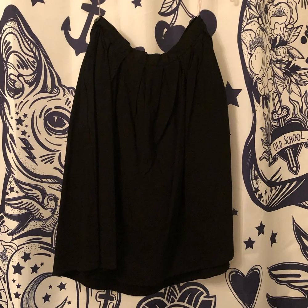 Pleated black skirt with pockets